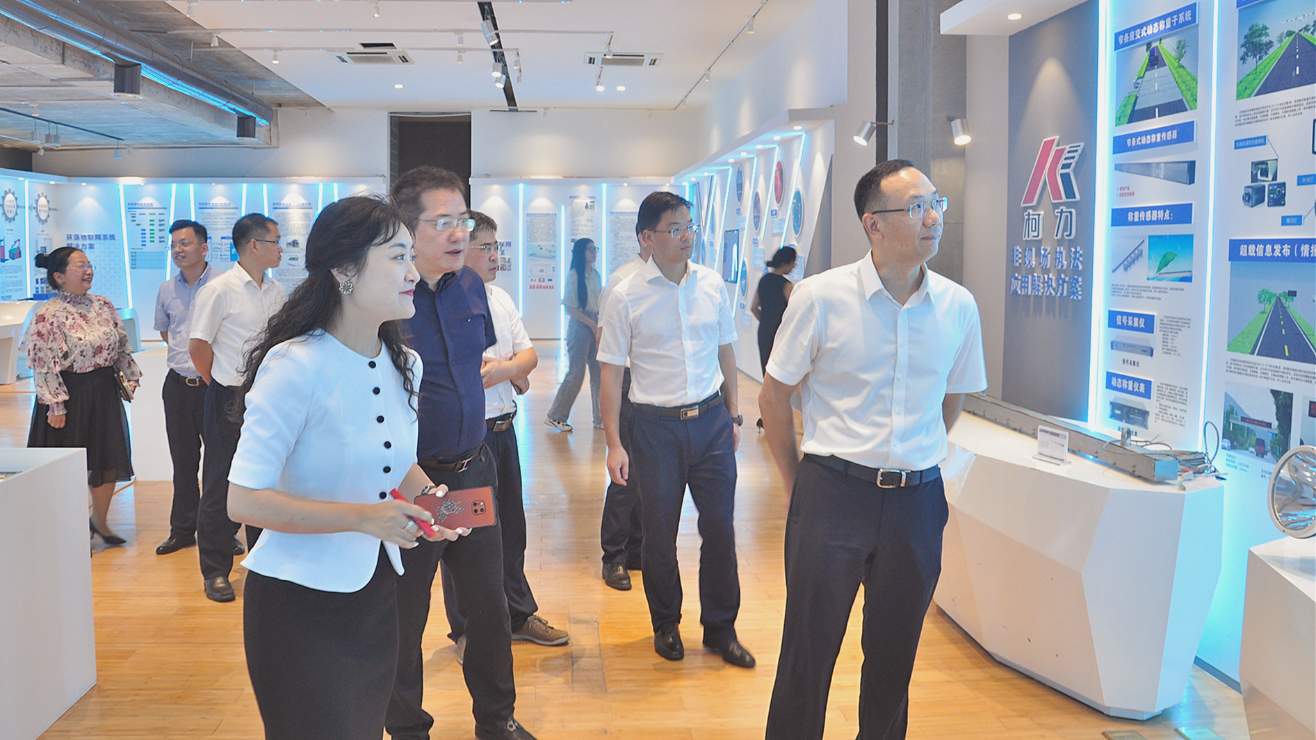 宁波市江北区委副书记、代区长许会祥一行莅临开运体育传感考察调研