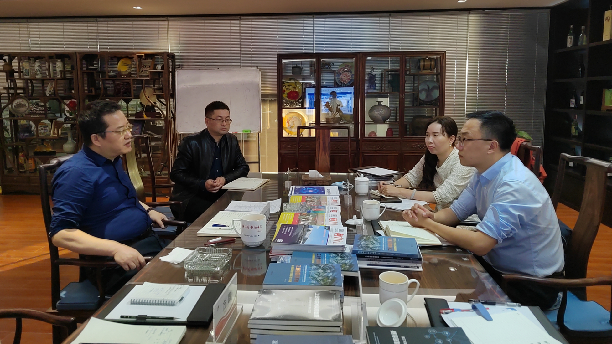 宁波市经济和信息化局副局长、宁波市数字经济局局长王懿栋一行赴开运体育传感调研