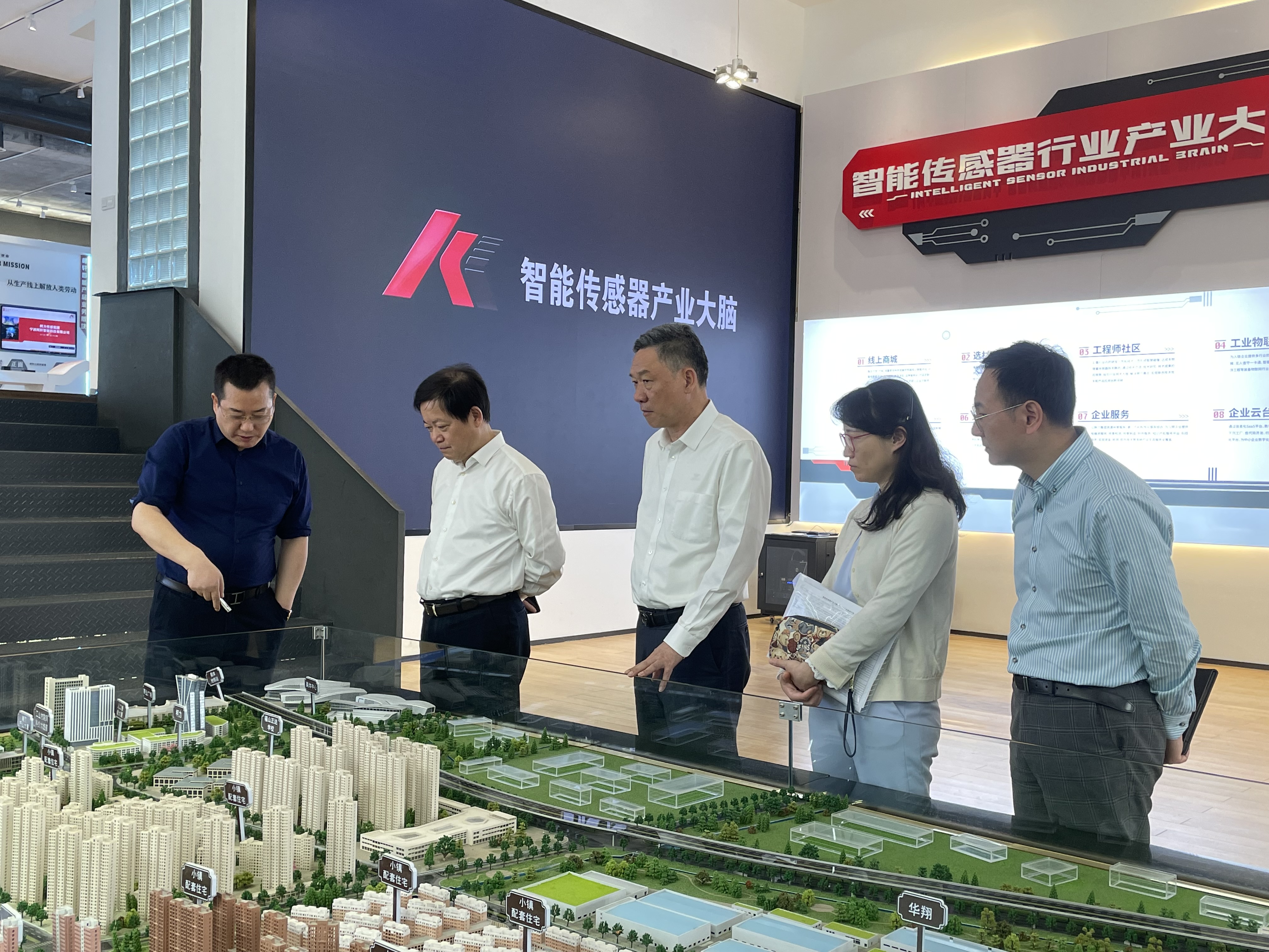 宁波市政协党组副书记、副主席陈仲朝一行莅临开运体育传感考察调研