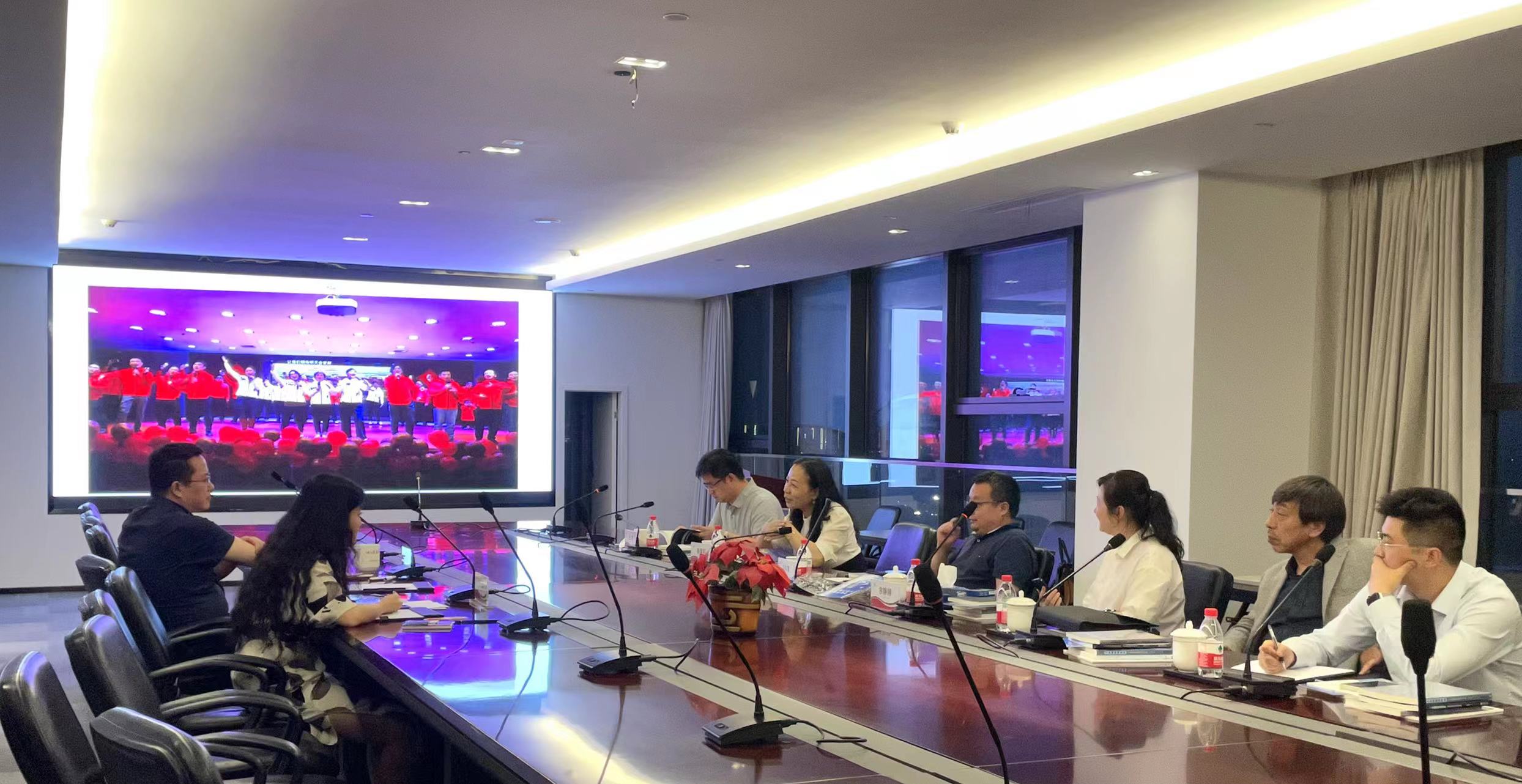 武汉大学经管学院姜星莉书记一行与武大校友企业家莅临开运体育参观交流