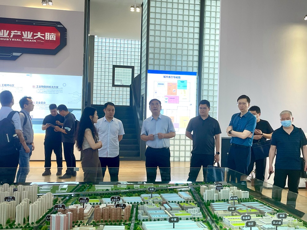郑州市工信局党组成员、副局长曹永涛一行莅临开运体育传感考察调研