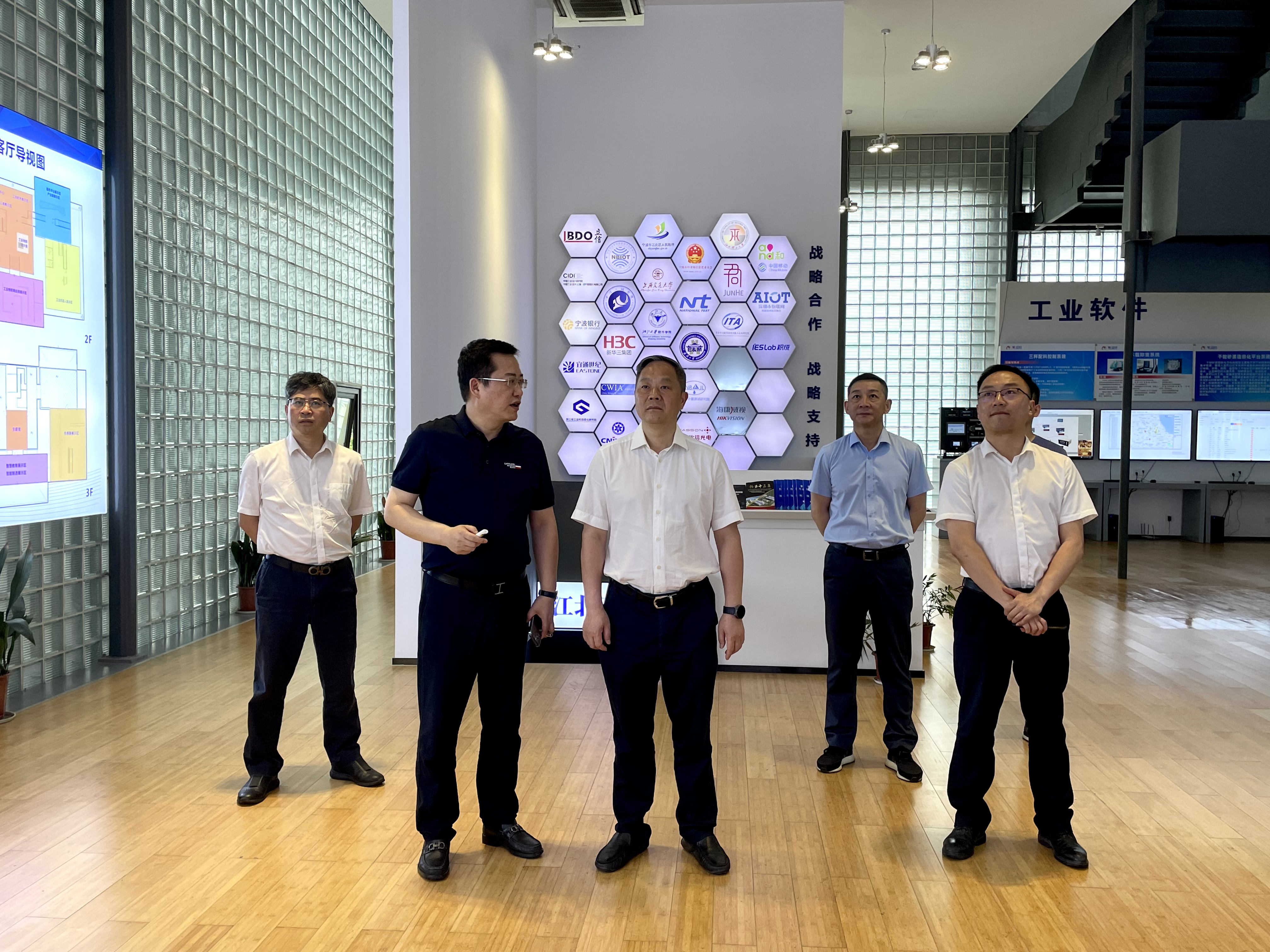 宁波市政府党组成员、经济技术开发区主任奚明一行莅临我司开展主题教育专题调研活动