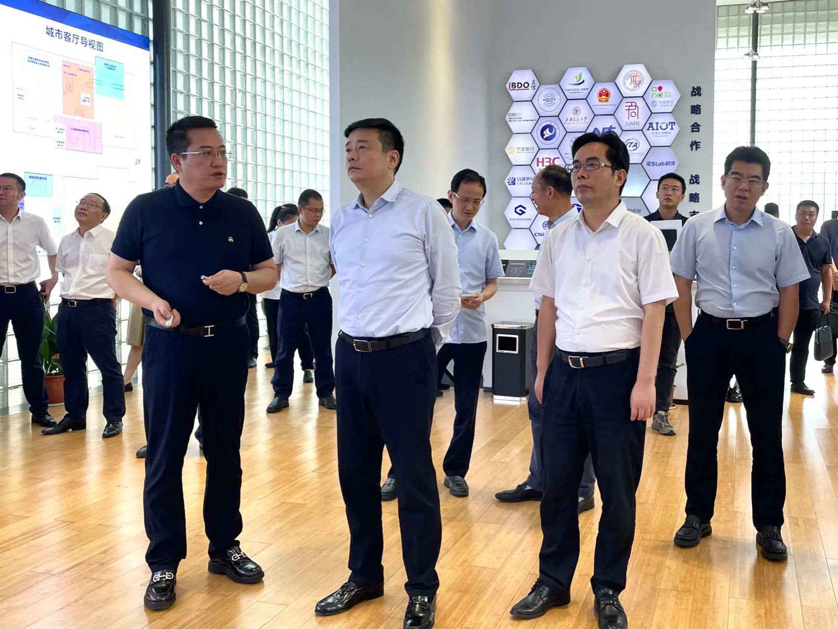 宁波市委副书记、市长汤飞帆一行莅临开运体育传感考察调研