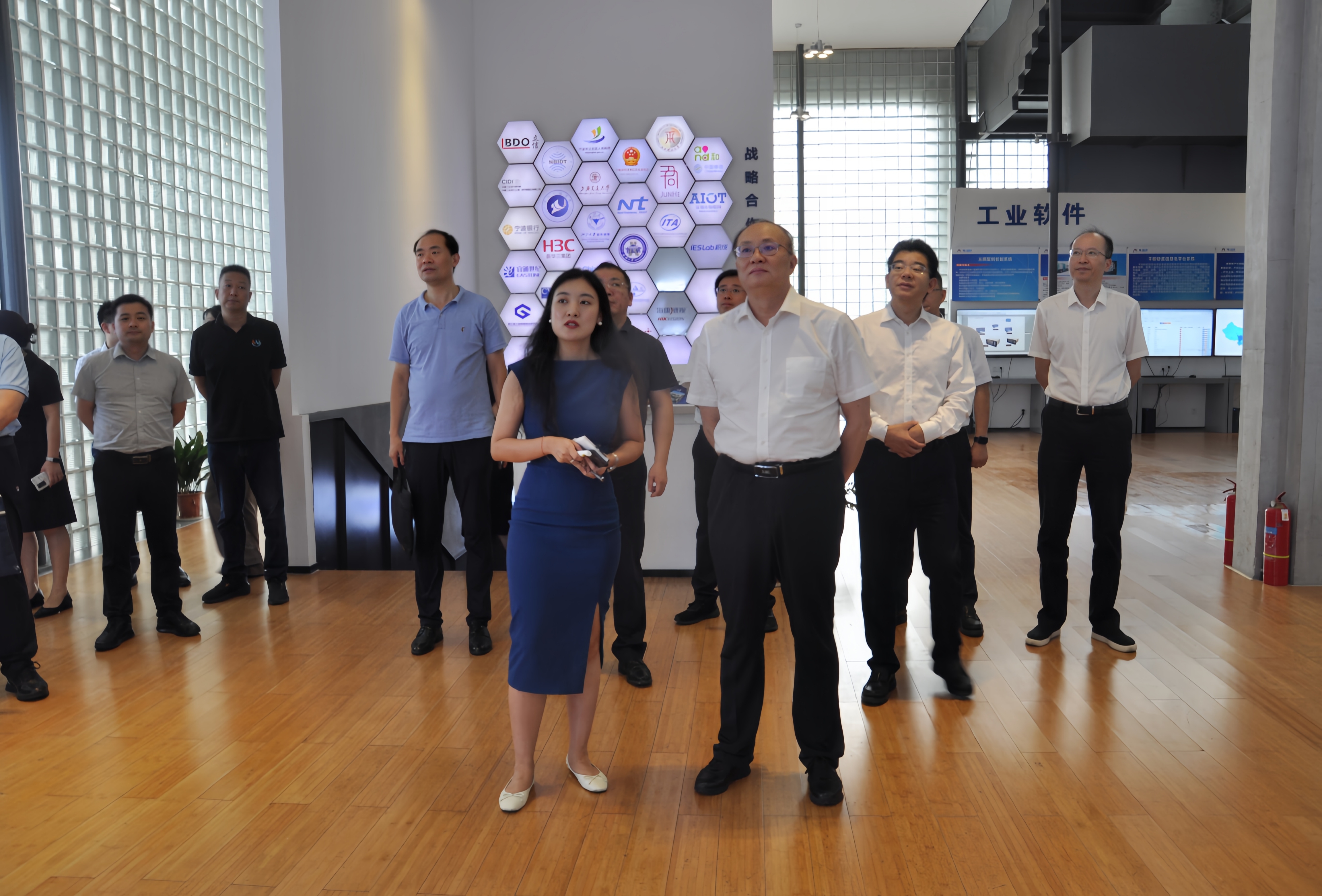 国务院发展研究中心副主任、党组成员余斌一行莅临开运体育传感考察调研