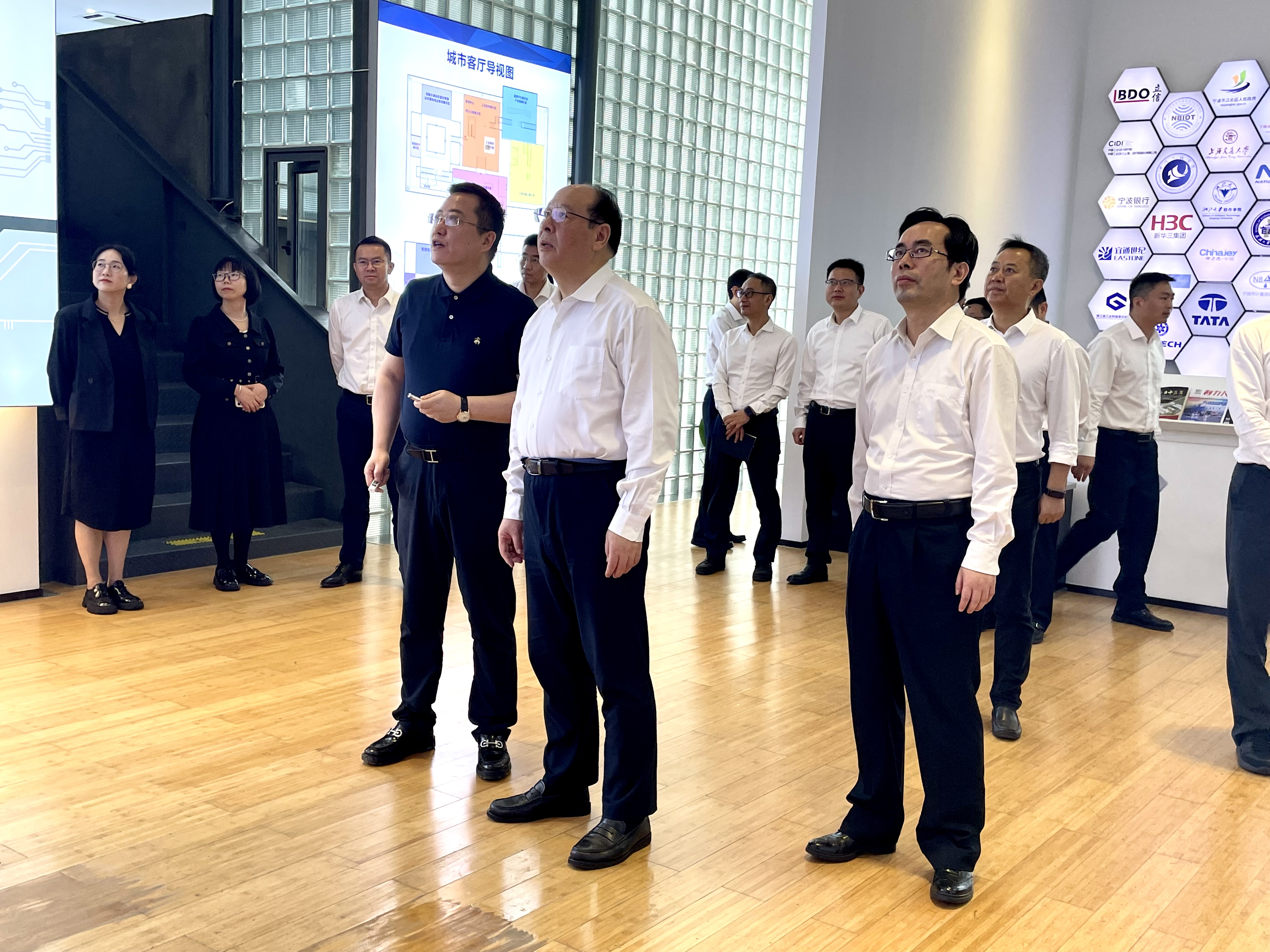 浙江省委常委、宁波市委书记彭佳学一行莅临开运体育传感走访调研