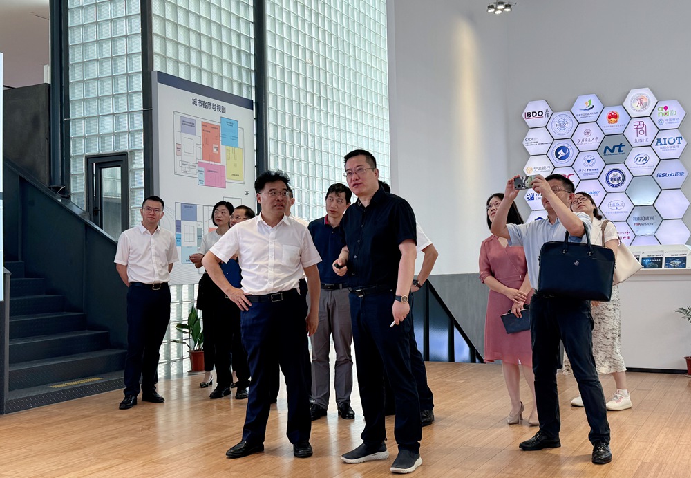 宁波市副市长李关定一行莅临开运体育传感考察调研