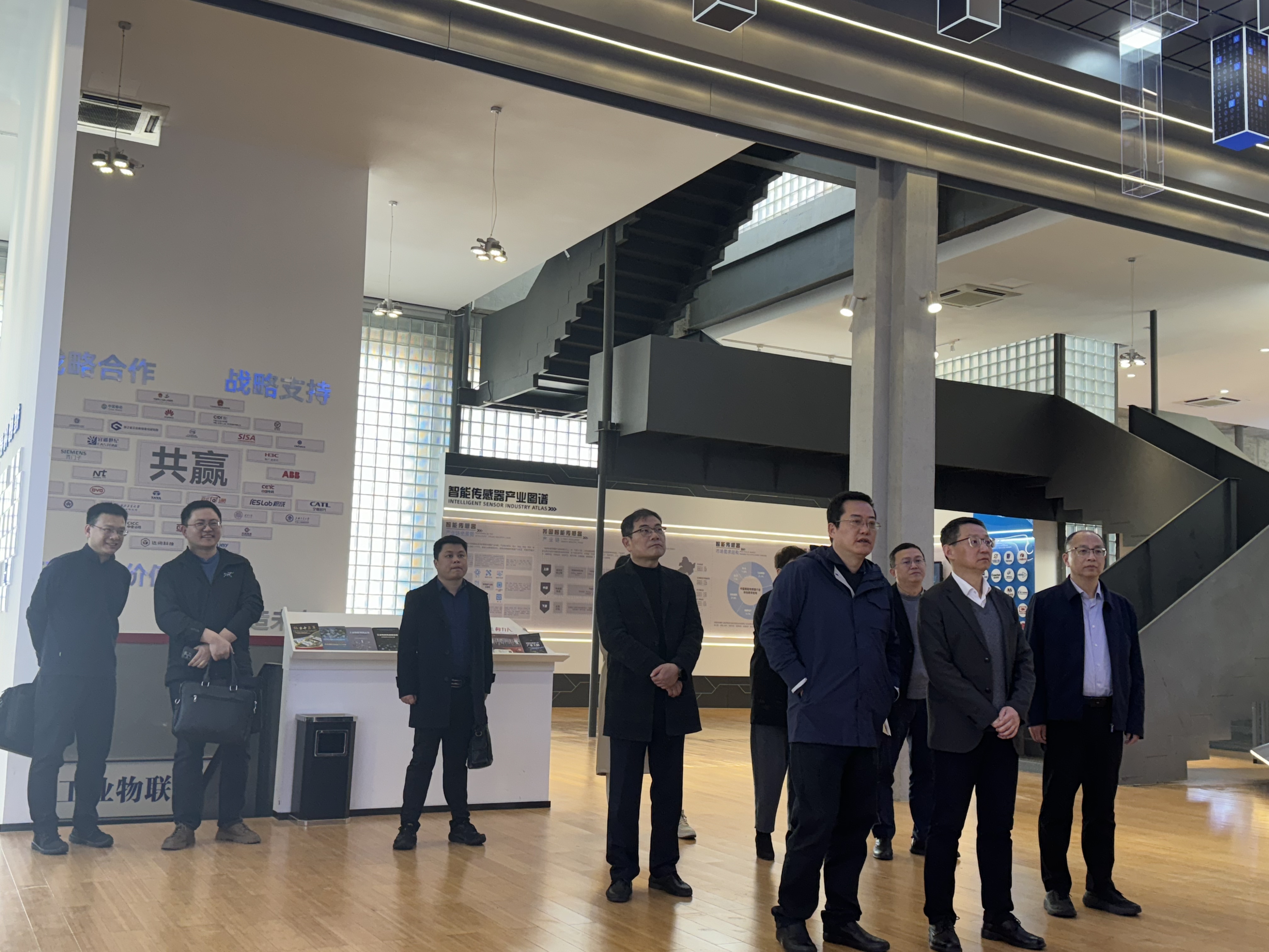 宁波市委常委、副市长徐岩一行莅临开运体育传感调研指导