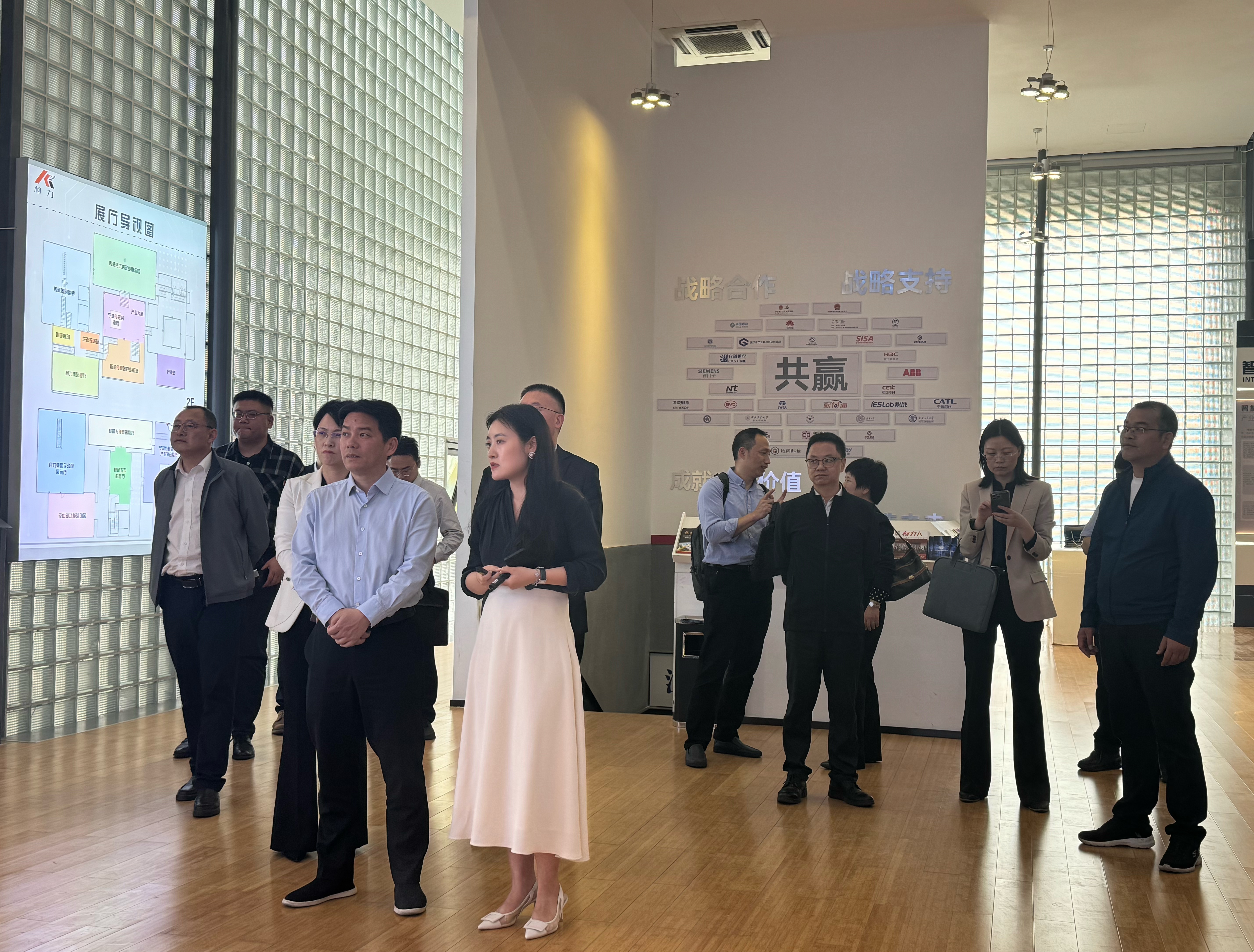 宁波市政府副市长徐强一行莅临开运体育传感调研指导