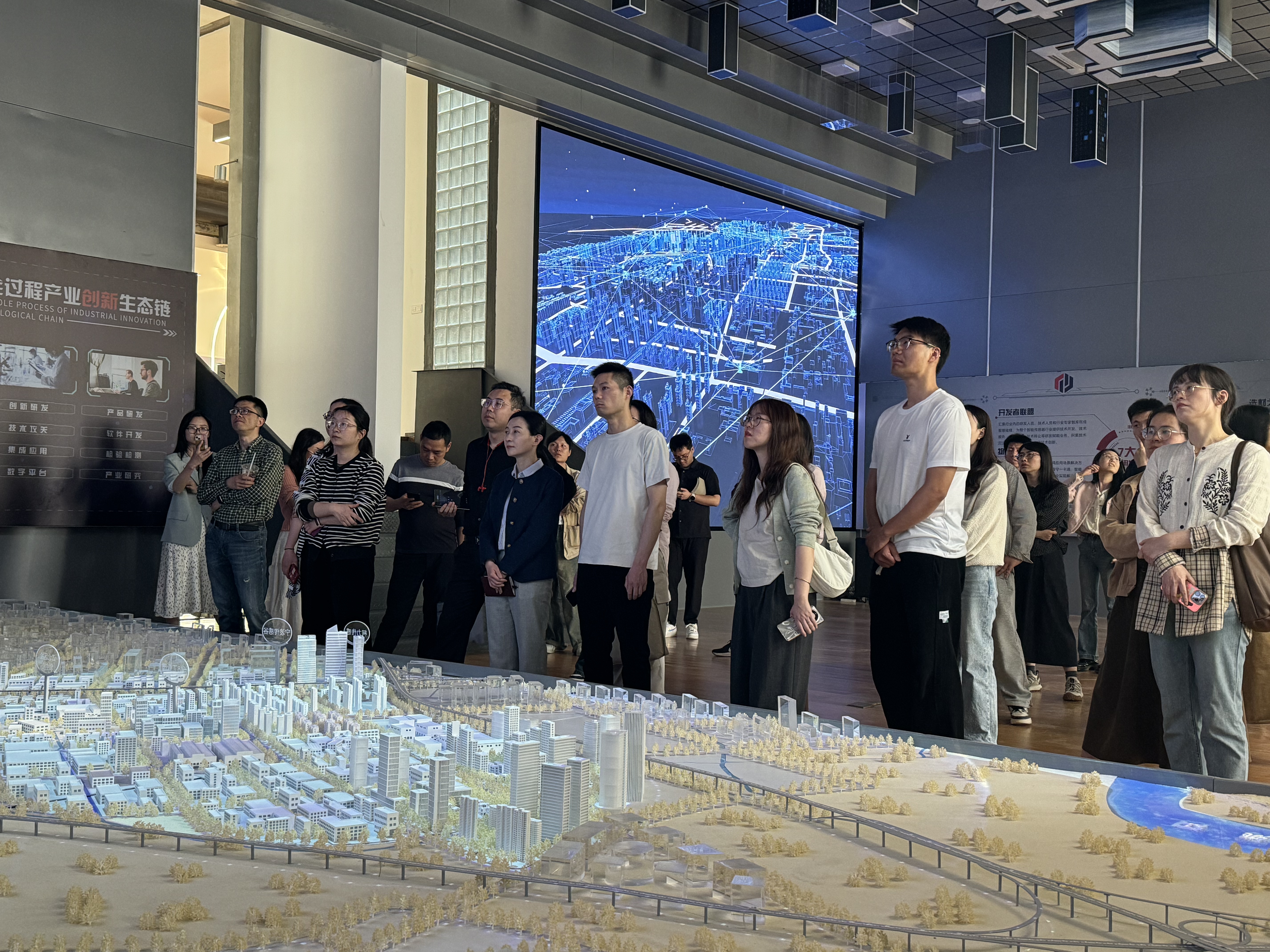 江北区政府办公室政务信息中心组织赴开运体育传感开展“智改数转助力制造业降本增效”专题