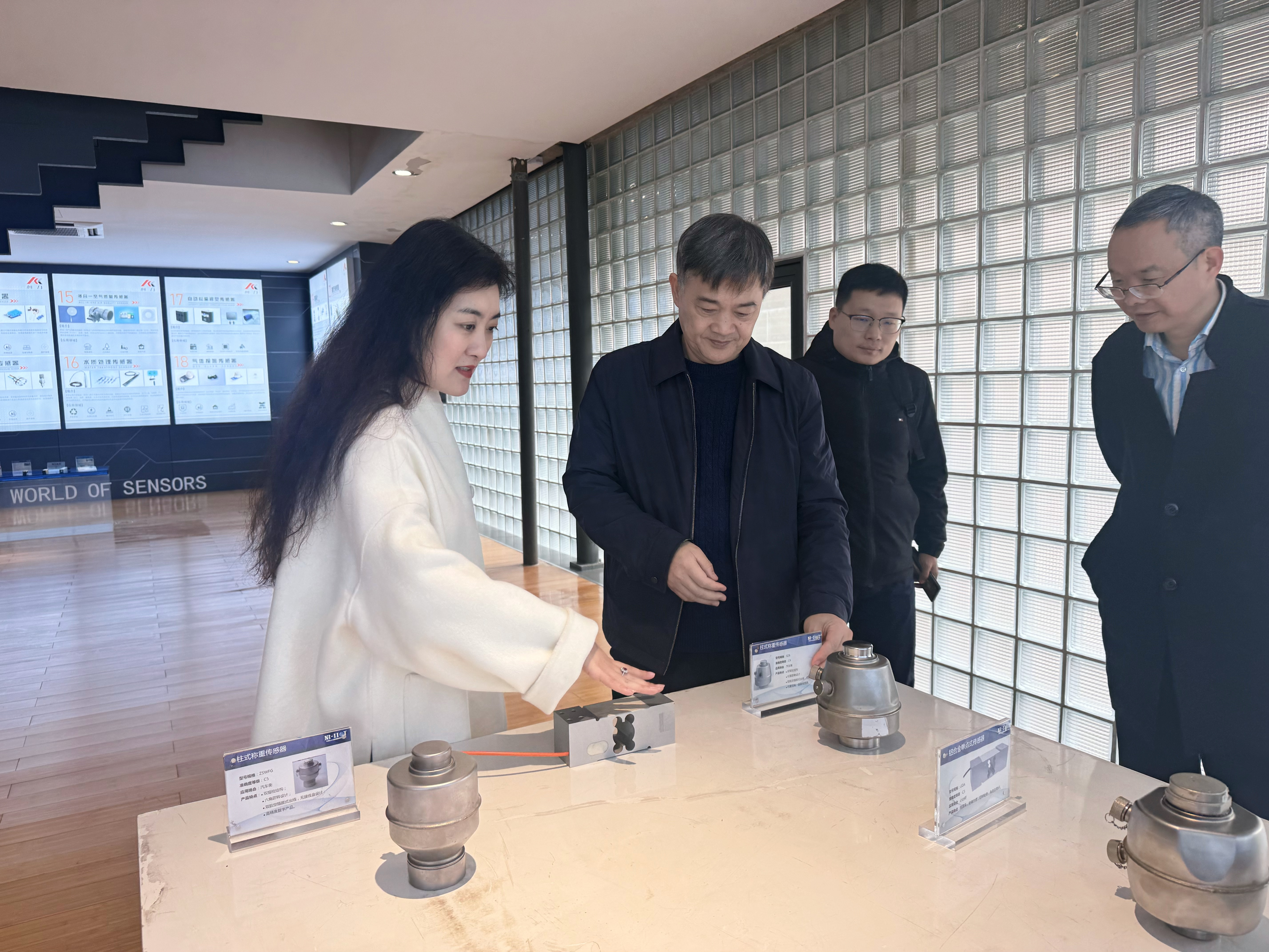 浙江省经信厅高端装备处一级调研员朱涛一行莅临开运体育传感考察调研