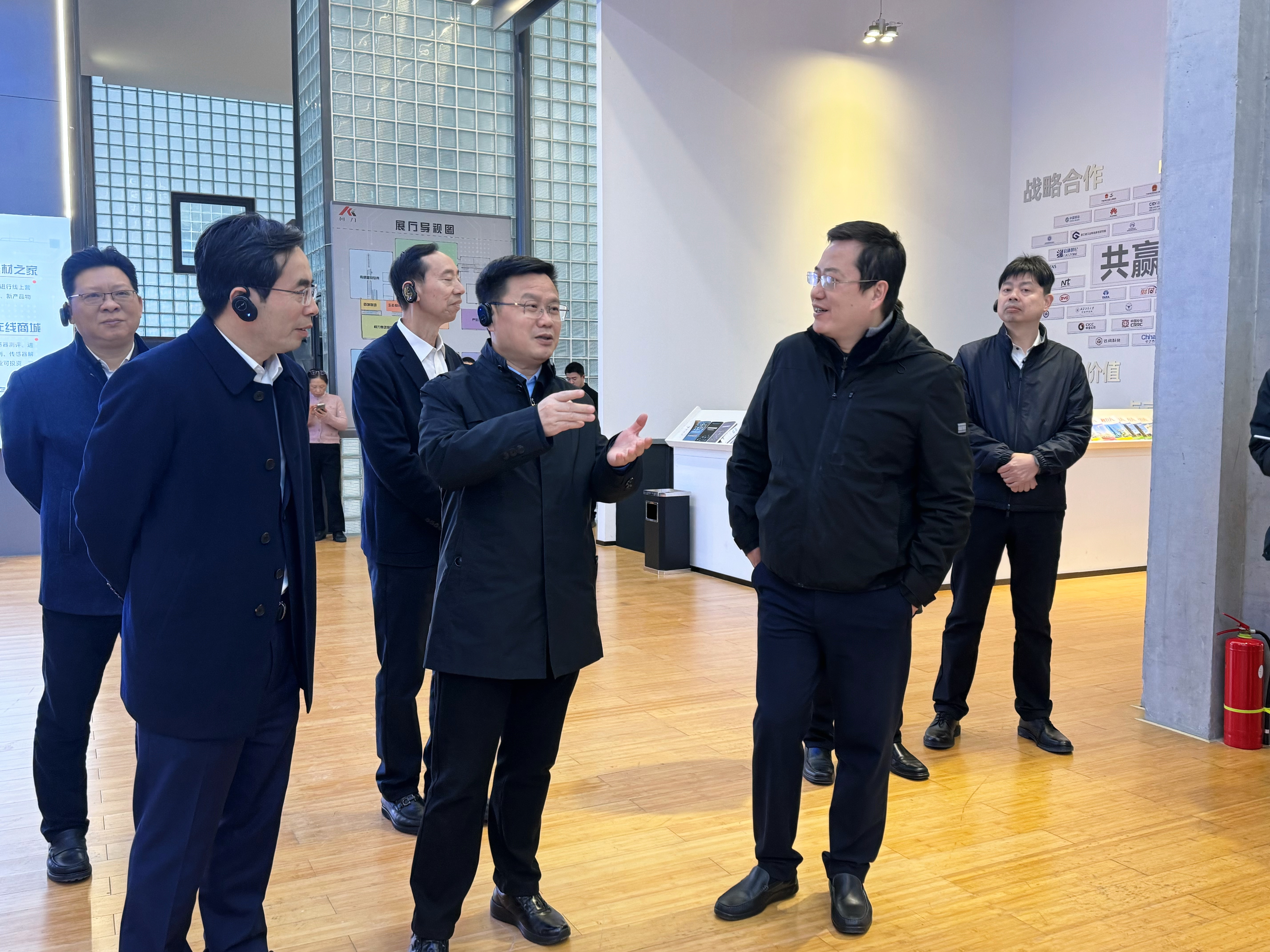 宁波市人大常委会党组书记、主任傅祖民一行莅临开运体育传感调研指导  宁波开运体育传感科技